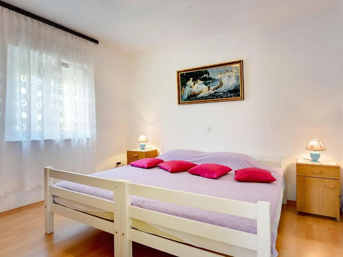 Apartment With Balcony And Sea View Póla 0*,