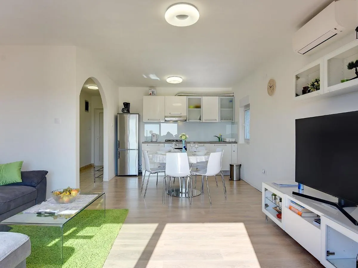 Apartment With Balcony And Sea View Póla Horvátország