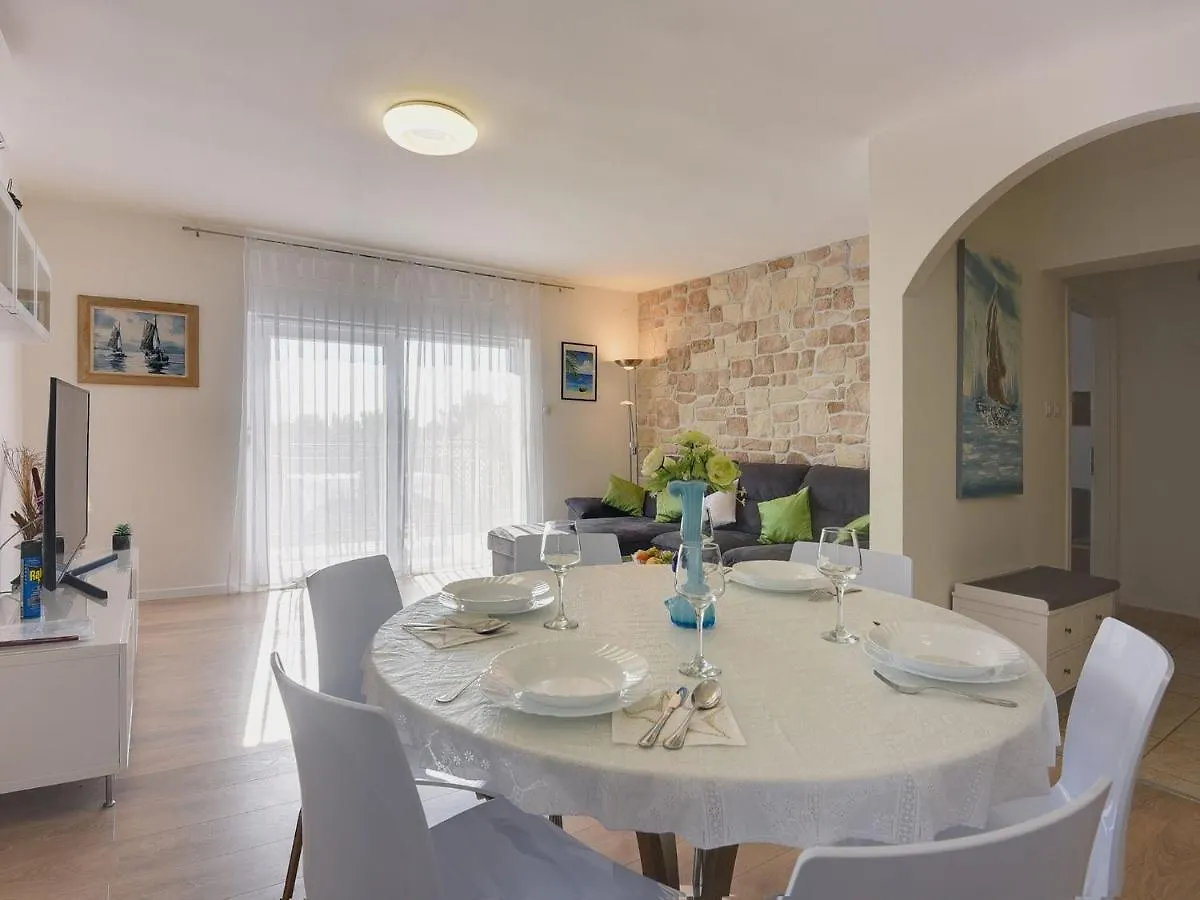 Apartment With Balcony And Sea View Póla