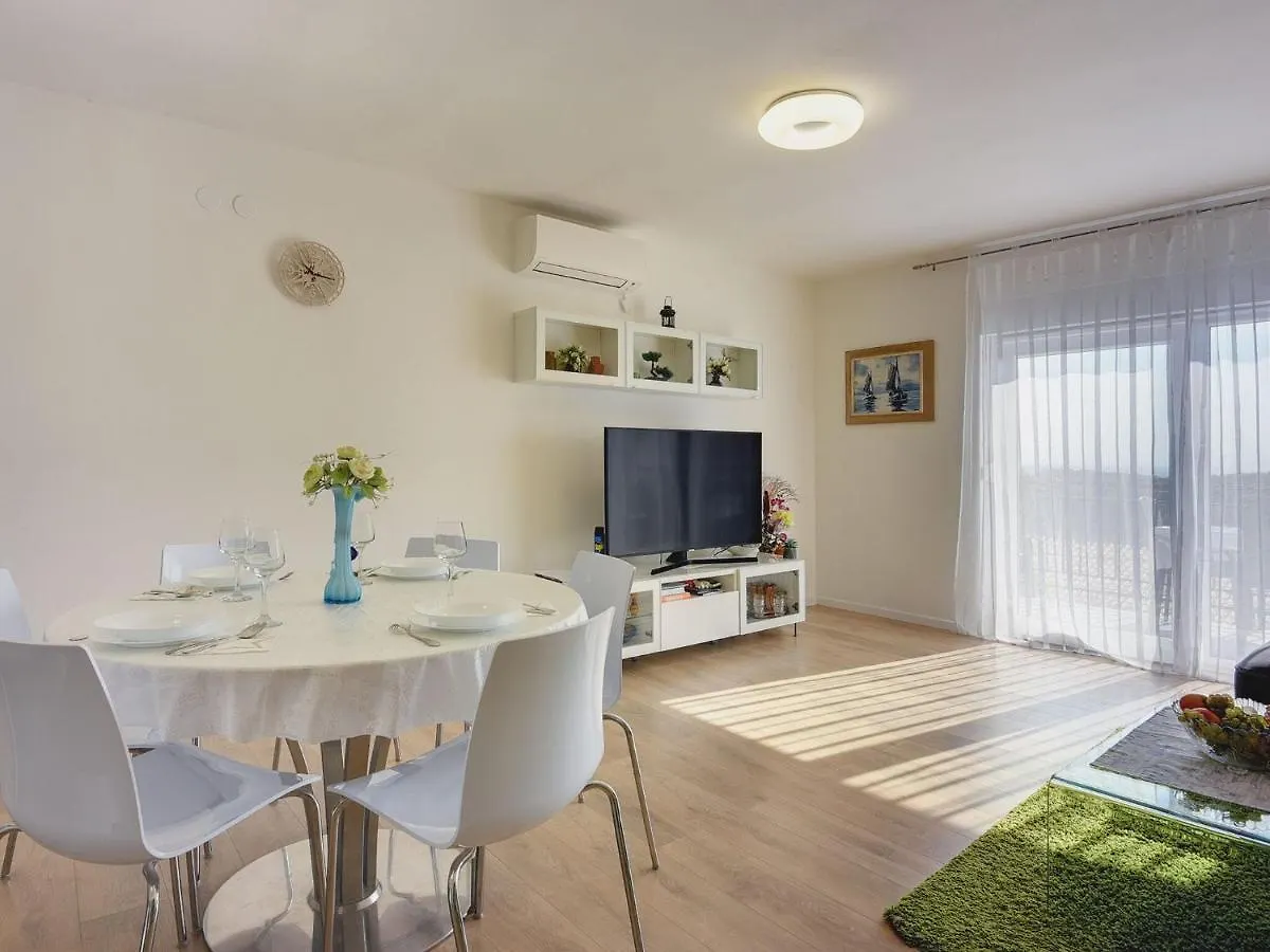 Apartment With Balcony And Sea View Pula
