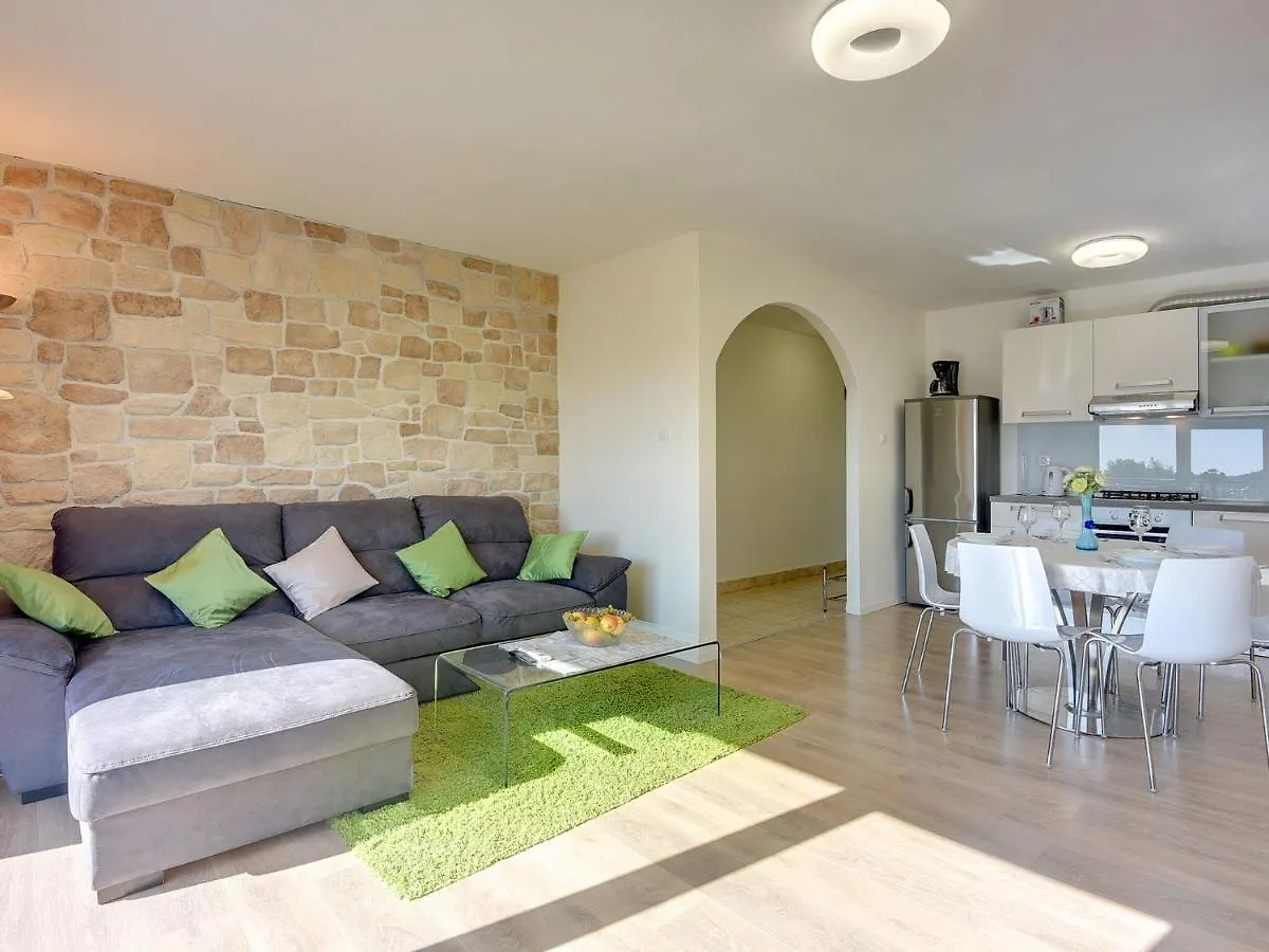 Apartment With Balcony And Sea View Pula